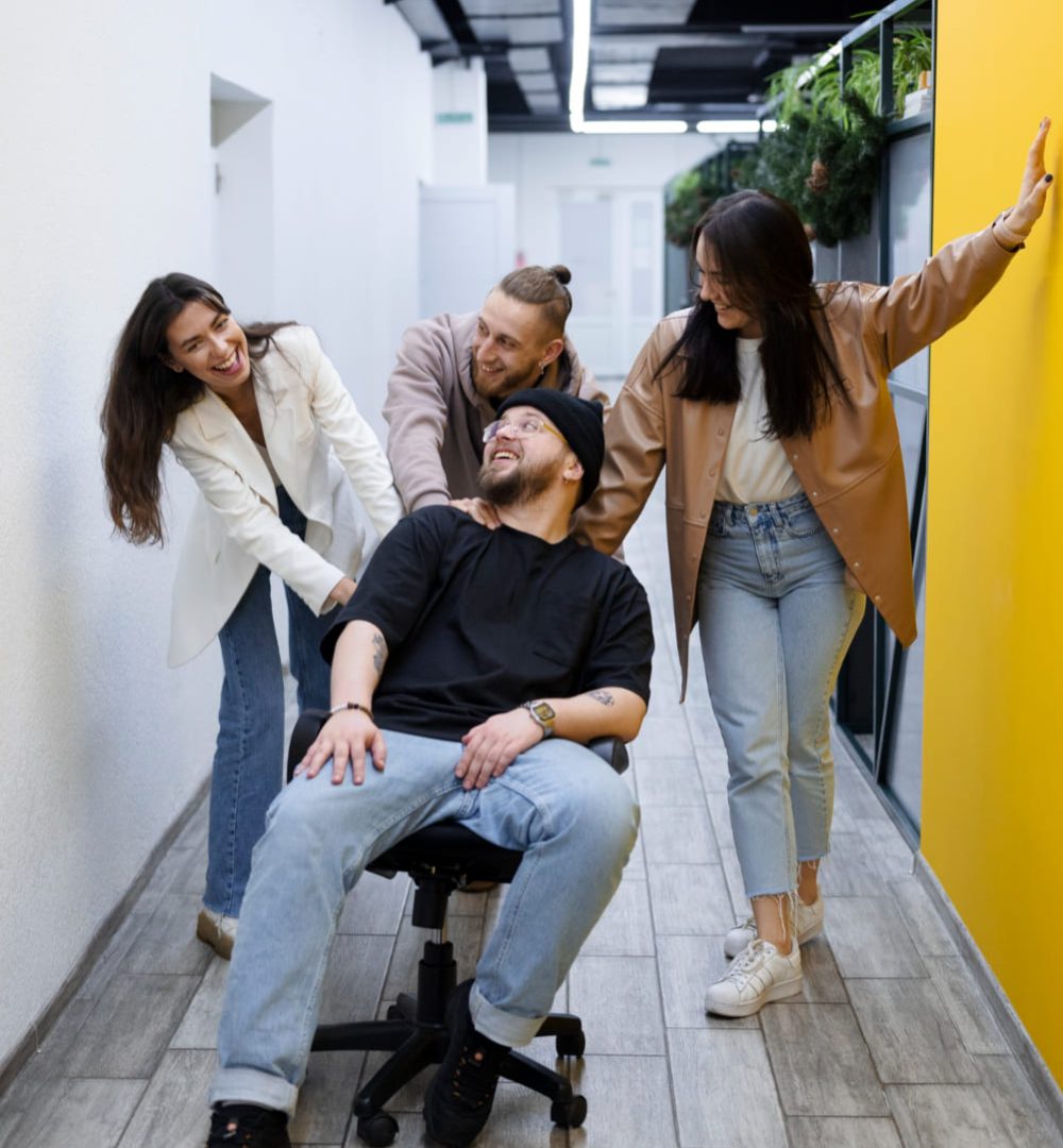equipe-de-profissionais-descontraidos-interagindo-em-empresa