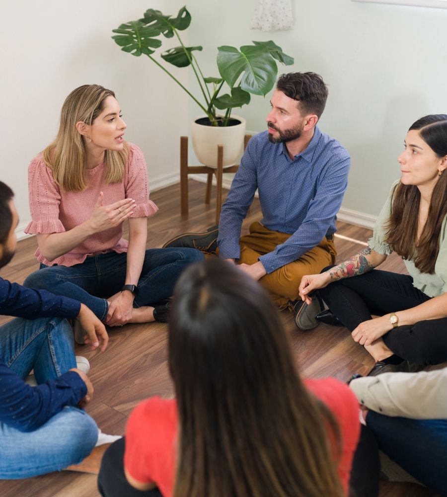 profissionais-em-roda-de-conversa-na-empresa-falando-sobre-saude-mental-no-trabalhko